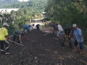 Anggota Koramil 01/Lamno Timbun Jalan Berlubang