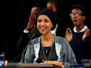 Ilhan Omar Muslimah Pertama dalam Sejarah Gunakan Hijab di Kongres AS
