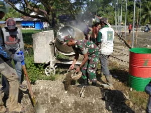 Fasilitasi Pemuda, Babinsa Lamno Bangun Lapangan Voli