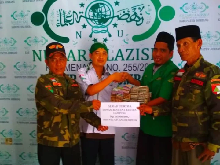 Melalui LAZISNU, Ansor-Banser Diwek Serahkan Belasan Juta untuk Banten-Lampung