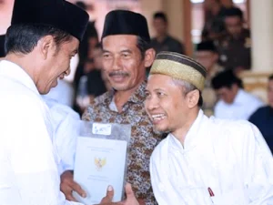 Serahkan 213 Sertifikat Tanah Wakaf, Begini Kata Presiden Saat Kunker di Ponorogo