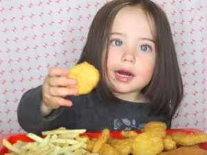 Gemas! Gadis Cilik Bermata Indah Ini Jadi Sorotan Karena Mukbang Nugget