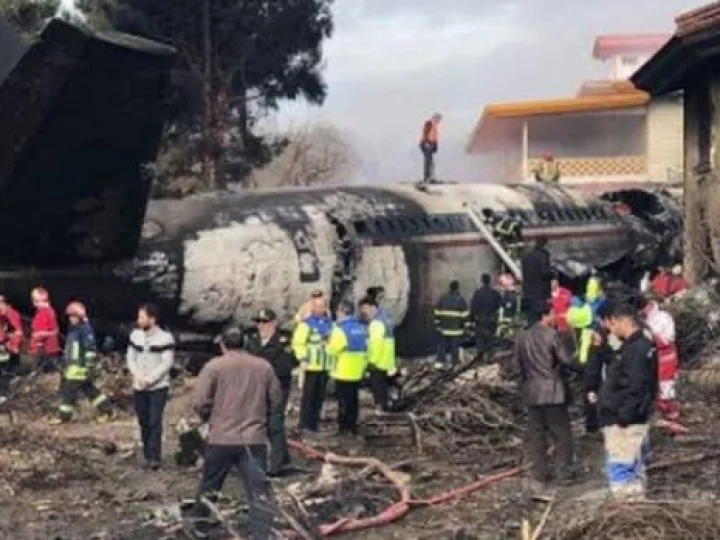 Pesawat Kargo Boeing 707 Jatuh di Iran