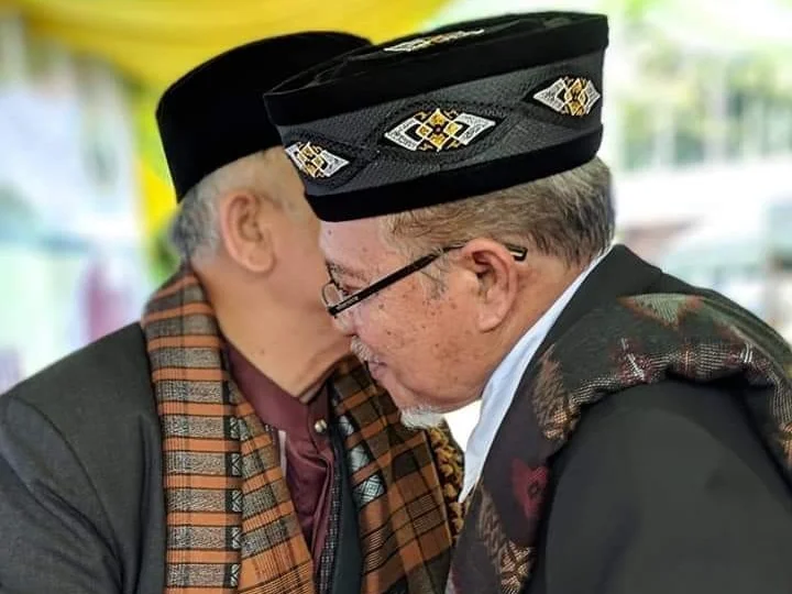 Keberkahan Mencium Tangan dan Berpelukan
