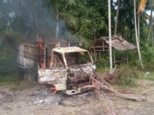 Mobil Dibakar, Pencuri Lembu Babak Belur Diamuk Massa