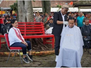 Didampingi Iriana, Jokowi Potong Rambut di Tukang Cukur 'Asgar'