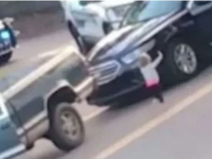 Heboh Bocah Perempuan 2 Tahun Dekati Polisi Sambil Angkat Tangan