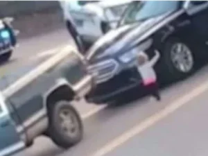 Heboh Bocah Perempuan 2 Tahun Dekati Polisi Sambil Angkat Tangan