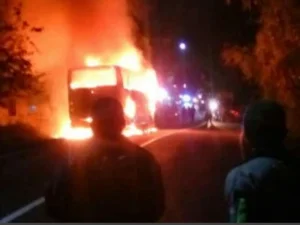 Bus Terbakar Tewaskan Puluhan Orang di Pakistan