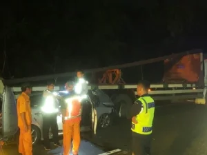 Kecelakaan Truk dan Mobil Sedan di Tol Soedyatmo