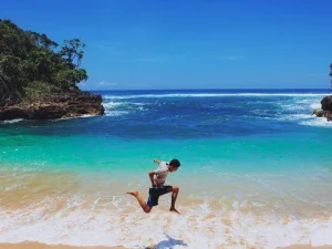 Referensi Liburan Baru, Inilah Pesona Pantai Teluk Asmara di Malang