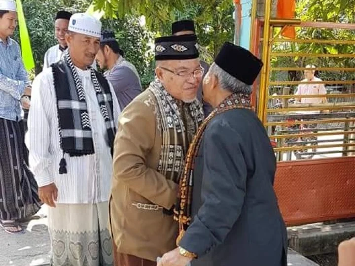 Mengintip Senyuman Kebahagiaan dan Ketakdhiman Dua Ulama Kharismatik Aceh