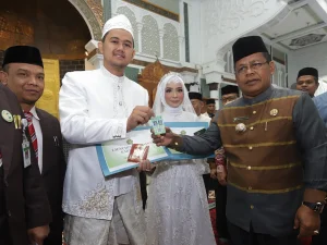 Wali Kota Serahkan Kartu Nikah Elektronik Perdana di Masjid Raya Baiturrahman