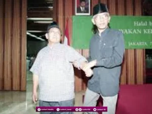 Bagaimana Gus Dur Mengenalkan Gus Mus kepada Kaum Seniman?