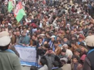 Pakai Kaki Palsu, Warga Afghanistan Ikut Demo Mengutuk AS