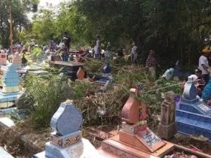 Peziarah Makam dari Berbagai Penjuru Negeri