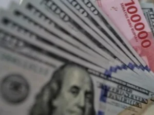 Senin Sore, Rupiah Tembus Rp14.018 per Dolar AS Imbas Perang Dagang