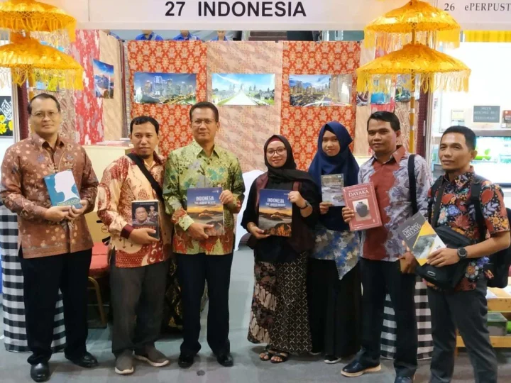 Buku Dosen IAIN Pontianak Mendapat Perhatian Masyarakat Pengunjung Pesta Buku Brunei 2019