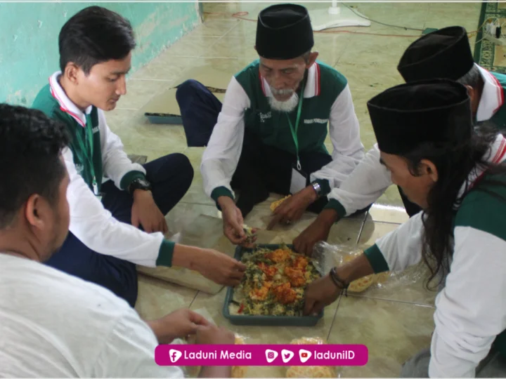 Hukum Makan Sambil Berbicara