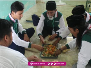 Hukum Makan Sambil Berbicara