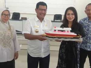 Bupati Kayong Utara Terima Bantuan Speedboat Untuk AMbulance Kesehatan