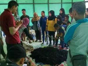 Yayasan Patung AJarkan Siswa Siwi SMPN * Ketapang Membuat Pupuk Kompos