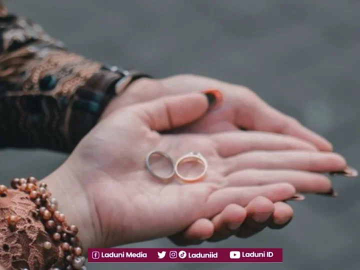 Hukum Seorang Perempuan yang Berjalan bersama Tunangan