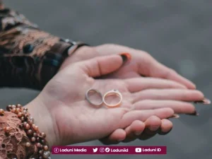 Hukum Seorang Perempuan yang Berjalan bersama Tunangan