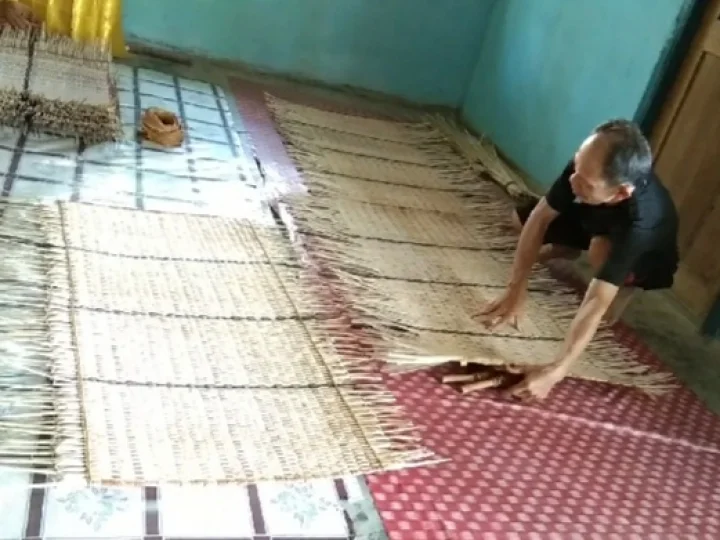 Pengrajin Bidai dan Tikar di Perbatasan Terancam Punah