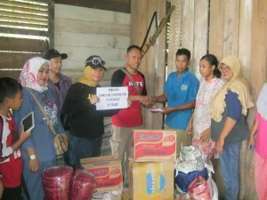 Polisi Gerakkan Alumni Bantu Buruh Kupas Kelapa