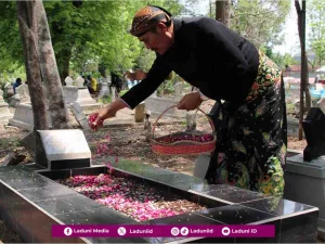 Keutamaan Menabur Bunga di Atas Makam