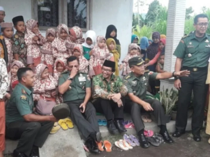 Tim Wasev Beri Santunan Kepada Santri Ketika Tinjau Pembangunan Musholla