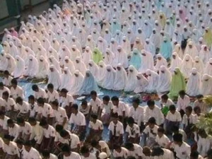 Bupati Sampang Madura Imbau Pegawai Hentikan Pekerjaan Saat Azan dan Salat Berjamaah