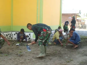 Manunggal TNI-Rakyat Bersihkan Perkarangan Masjid