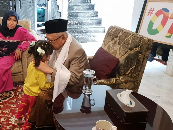 Sisihkan Waktu Mencium Si Buah Hati Bahkan Ini Termasuk Sunnah Nabi