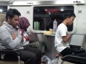 Beginilah Tata Cara Shalat di Atas Kereta Api