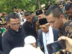 KH Ma'ruf Amin Disambut Shalawat Nabi di Ponpes Annuqayah