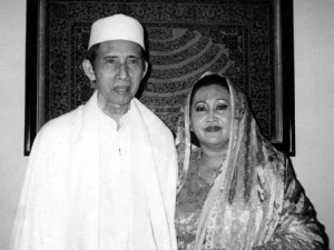 Kisah Hikmah Mbah Yai Zainal dan Amplop di Atas Meja