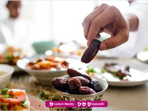 Adzan Berkumandang ketika akan Makan, Mana yang Harus Didahulukan antara Makan atau Shalat?