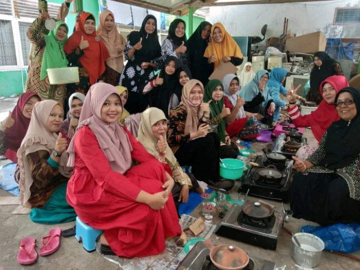 Jaga Kekompakan, DWP Kemenag Pidie Bakar Apam