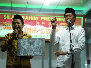 Dialog dengan Santri API, Jokowi Diberi Tulisan 'Ojo Nesu'