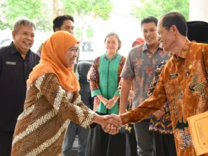 Gubenur Jatim Khafifah gratiskan SPP SMA/SMK mulai awal Juli