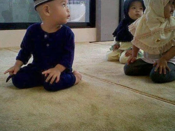 Beginilah Cara Mendidik Anak Agar Mau Shalat Sejak Dini