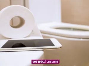 Hukum Membawa Smartphone yang Berisi Aplikasi Al-Qur’an ke Kamar Mandi