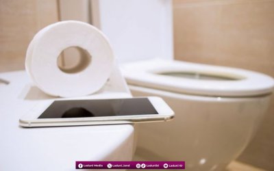 Hukum Membawa Smartphone yang Berisi Aplikasi Al-Qur’an ke Kamar Mandi