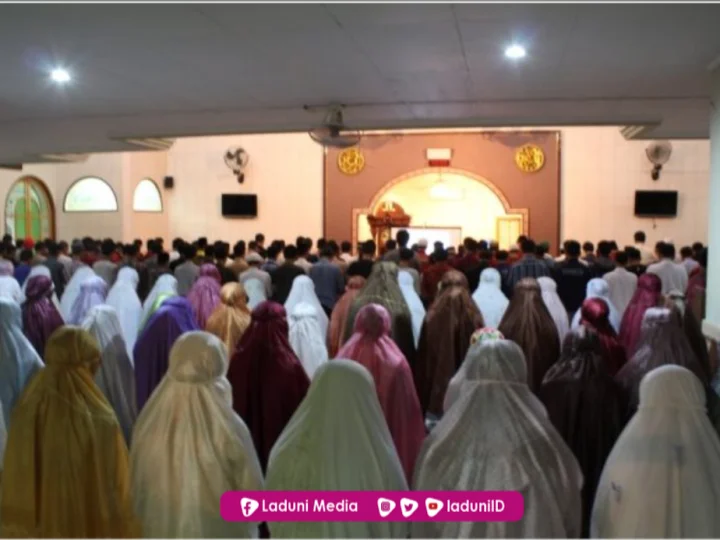 Hukum Shaf Shalat Perempuan Sejajar dengan Shaf Laki-laki