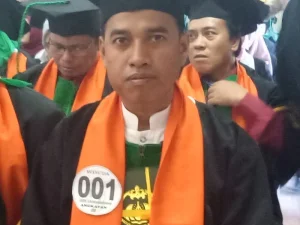 Senyum Bahagia di Bukit Peradaban dan Menguak Hikmah di Balik Nomor Urut 01 Wisuda
