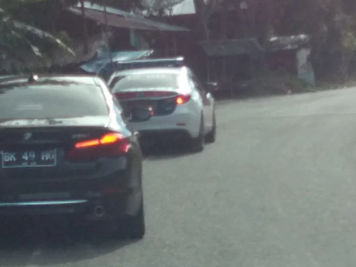 Abu Mudi Dikawal Voorijder Bersamaan Puluhan Mobil Jamaah Tastafi Menuju Banda Aceh