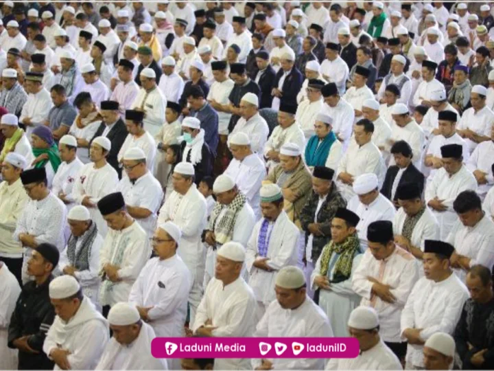 Hukum Shalat Makmum Ketika Imam Salah Baca Al-Quran