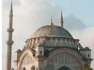 Apakah Benar Salah Satu Tanda Kiamat Itu Berlomba Membangun Masjid?